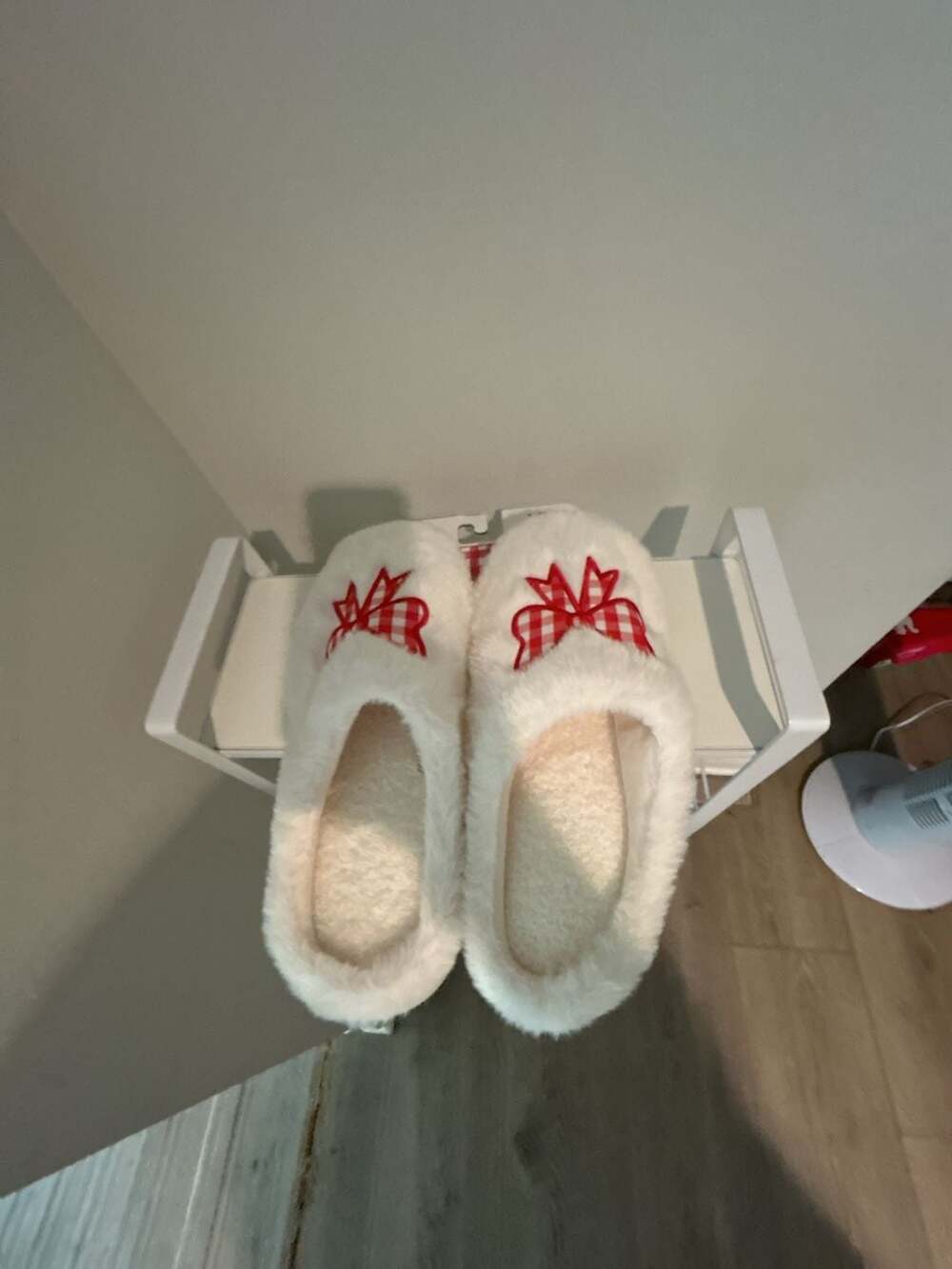 Luna Mellow White Faux Fur Slippers with Red Gingham Bow Size XL 9.5-10.5